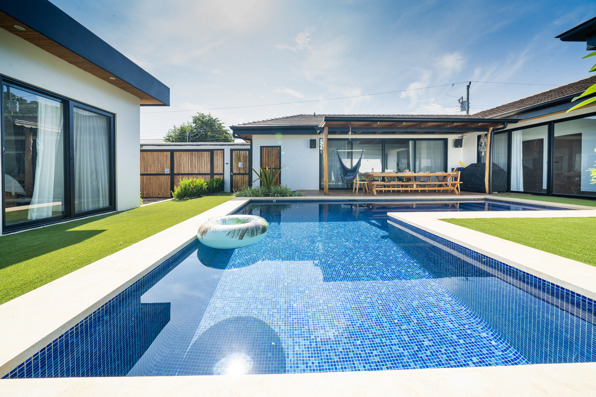 Pool with float ring